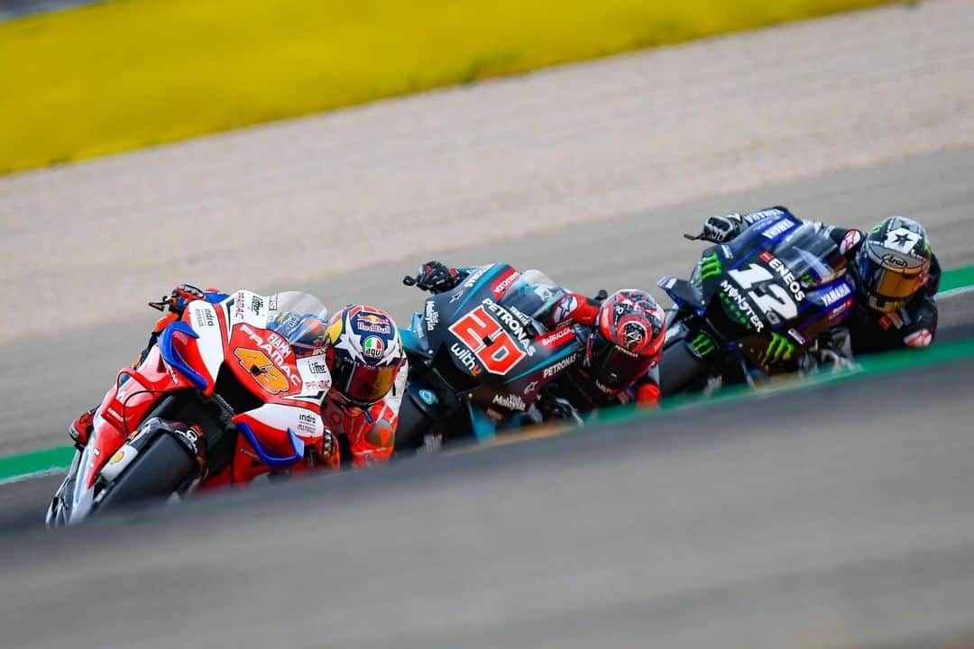 MotoGPさんのインスタグラム写真 - (MotoGPInstagram)「The battle for a podium spot at the #AragonGP ⚔️ // #MotoGP #Motorcycle #Racing #Motorsport #JM43 #MV12 #FQ20」9月27日 1時00分 - motogp