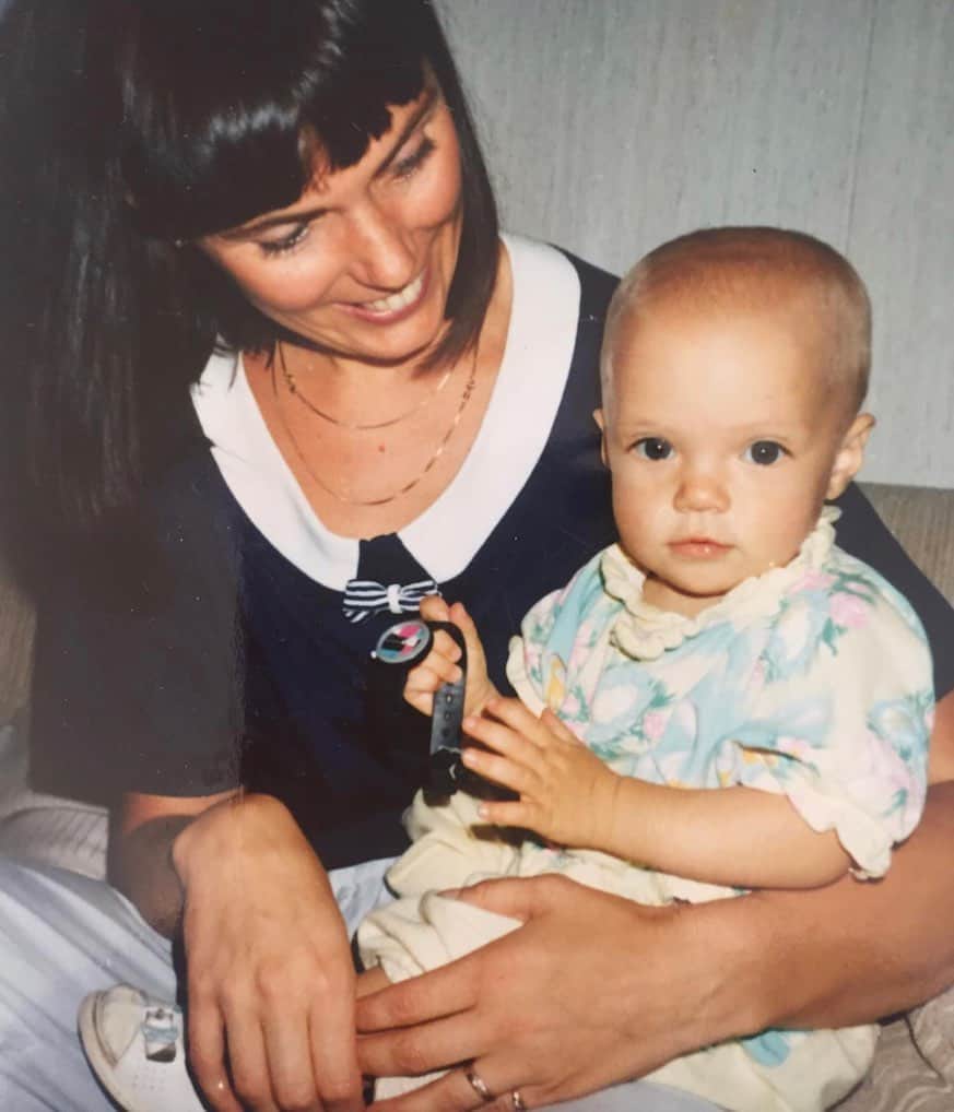 キーラ・コルピのインスタグラム：「Me and my beautiful mom in 1989❤️ At 10 months old I didn’t have much hair😅, but I had big eyes and a BIG VOICE!💥 My extremely strong willpower and huge voice (+temper tantrums) were sometimes very troubling for my parents. Then life happened, I learned to control my voice, but I also forgot that this powerful voice is a gift... Now I do remember that and can harness the power of my voice for the good of others, especially to help those whose voices too often go unheard (e.g. children). Cheers to 31 and to all voices (big, small or anything in between) out there!🥂🔥❤️✨🥳」