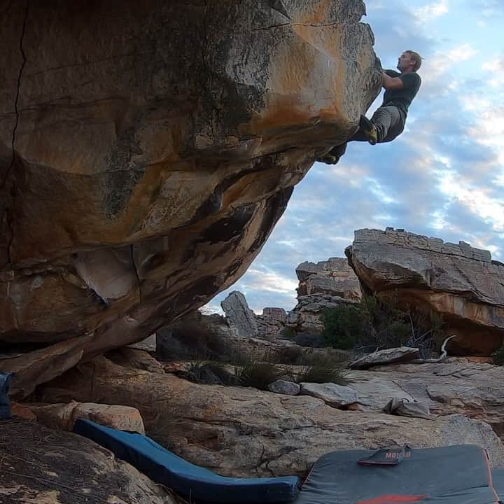 ナーレ・フッカタイバルのインスタグラム：「First ascent of The Protocol at Gemstones. A very, very good one. @blackdiamond @lasportivagram #bouldering」