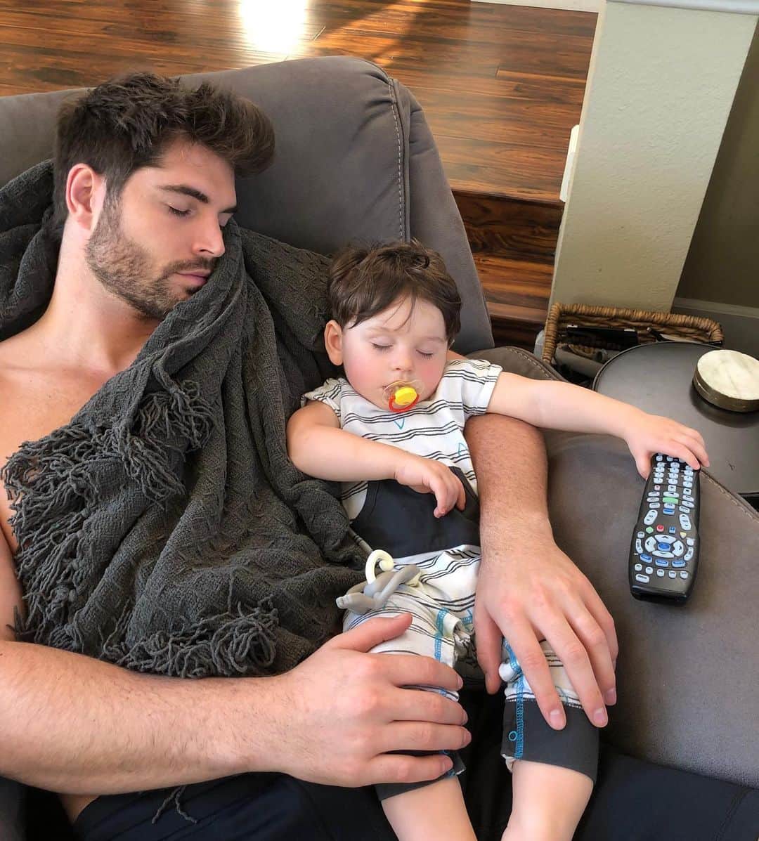 のインスタグラム：「Poor lil man has been teething for 3 days straight 🦷」