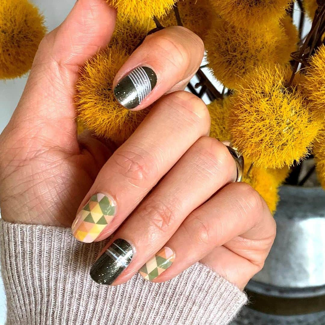 Jamberryのインスタグラム：「Sneak peek, anyone?? Get FESTIVE 🧡 FEELINGS in any of next month’s StyleBox exclusives. . . . Customize your “Festive Feelings” StyleBox anytime between October 1-27 ((and don’t forget . . . StyleBox subscribes enjoy unlimited add-on’s, handpicked styles, and FREE shipping every month)). . . . #stylebox #styleboxjn #styleboxjnoctober2019 #jamberry #jamberrynails #beneyou #beneyoulife」