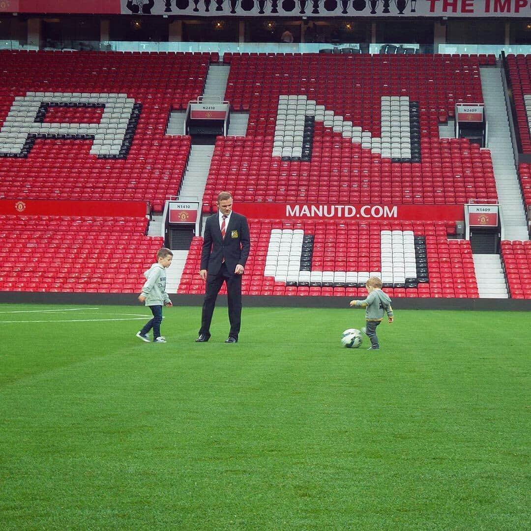 マンチェスター・ユナイテッドさんのインスタグラム写真 - (マンチェスター・ユナイテッドInstagram)「#Repost: @WayneRooney⁣ ⁣ Throwback to a kick about with my boys at Old Trafford ❤️ #TBT #MUFC」9月27日 3時07分 - manchesterunited