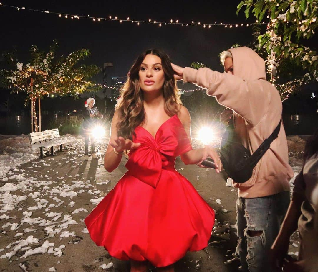 リア・ミシェルさんのインスタグラム写真 - (リア・ミシェルInstagram)「#BTS from the Christmas music video of my dreams 😍🎄❤️ Last night was so much fun and I can’t wait for you to see it!  Reminder... You can enter to win a signed #ChristmasInTheCity CD by pre-saving or pre-adding the album to your music library 💿❤️ link in my story」9月27日 4時01分 - leamichele