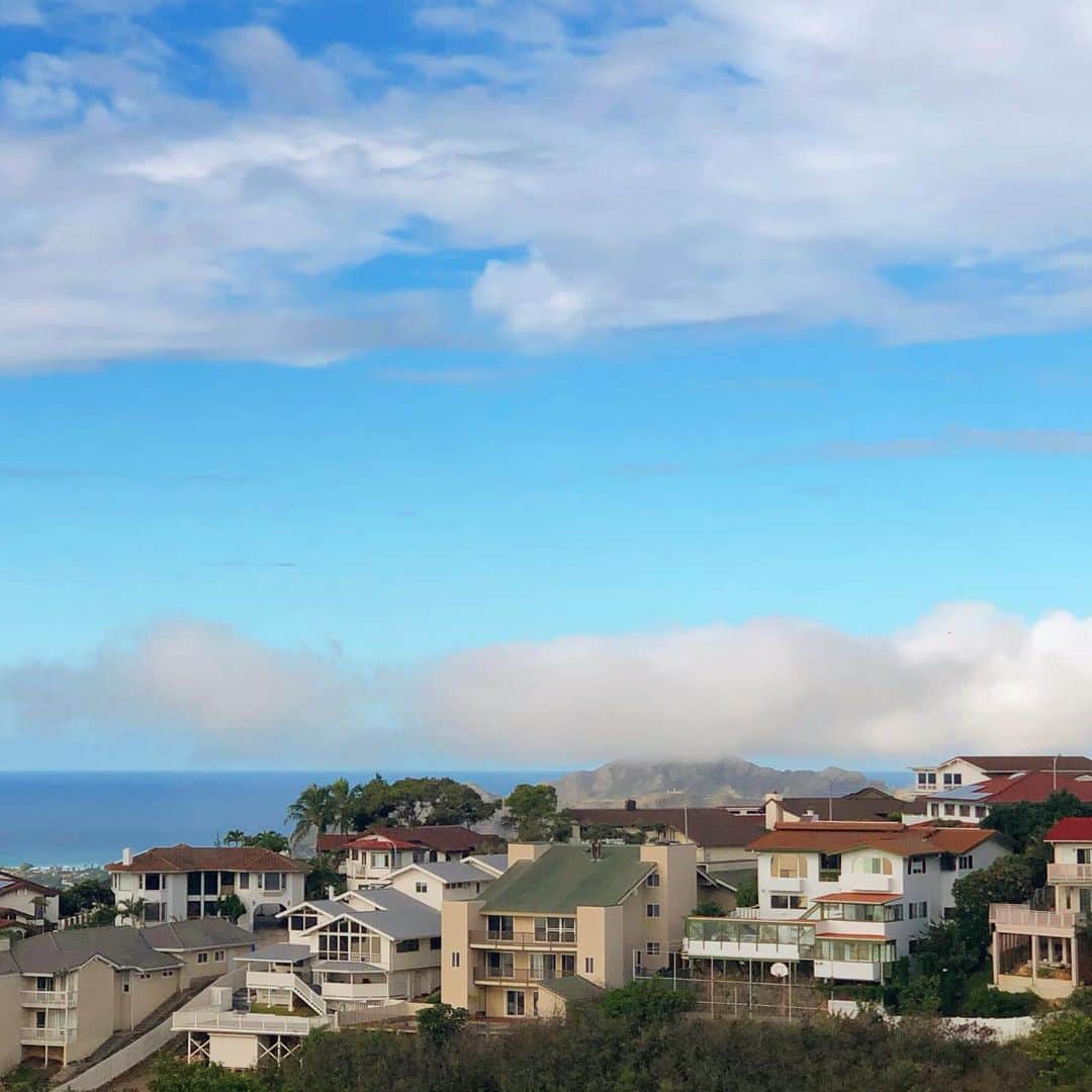 マキ・コニクソンさんのインスタグラム写真 - (マキ・コニクソンInstagram)「Good morning from Hawaii!!雨も上がってだんだん晴れてきました！😄珍しくダイアモンドヘッドの頂上に雲がかかってる。なかなかステキな光景ですー！だからおすそ分け！👍🏼 今日も人に優しく一日一善の気持ちで頑張りまぁす！お互いハッピーな一日を過ごそうね！😊😊 #ハワイのおすそ分け🤙🏼 #人に優しくしたら自分にもその優しさが返ってくるからねー！😊 #ハッピーの連鎖をしよう！👍🏼」9月27日 4時22分 - makikonikson