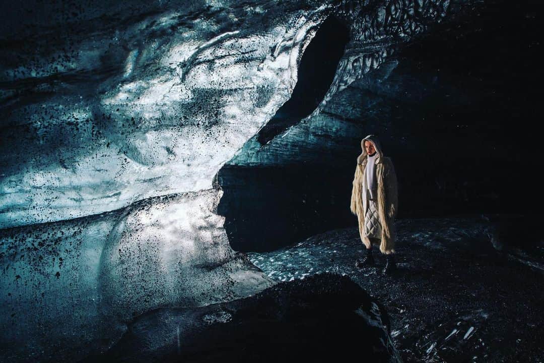 コール・スプラウスのインスタグラム：「Another photo from the #moncler Icelandic expedition. Even when it’s raining from all directions it’s always a pleasure when an adventure is involved. Here’s @estellaboersma searching for rare potion materials as is mandatory on my shoots.」