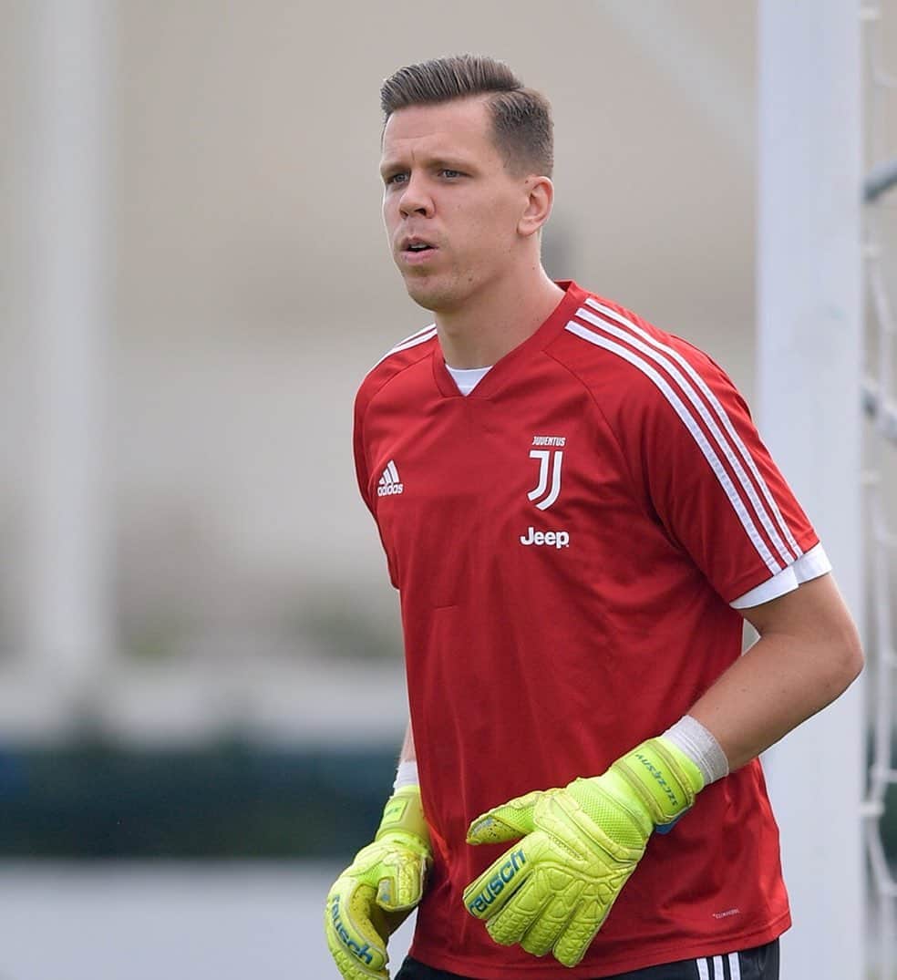 ヴォイチェフ・シュチェスニーのインスタグラム：「Looking ahead to #JuveSpal ⚽️👐 #finoallafine #training #Szczesny」