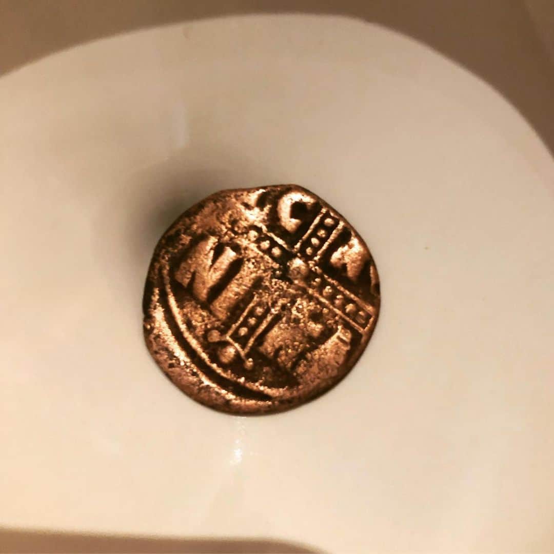 裕木奈江さんのインスタグラム写真 - (裕木奈江Instagram)「ギリシャにいた時に貰ったビザンティンコイン。NとあったからNaeの頭文字に見立てて選んでくれたのだろう。でも本当の文字の意味は何だろう？ いつかペンダントにしようと思うも、加工するのが躊躇われる。 #byzantine #byzantinecoin #byzantinecoins #coin #coppercoin #Antique」9月27日 4時55分 - nae_yuuki