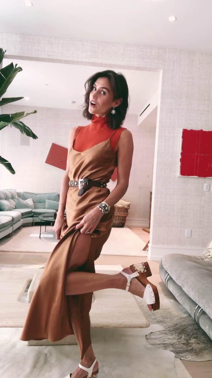 ダニジョーのインスタグラム：「In this episode of At Home With Danni, @danielleasnyder breaks down how to wear a fitted turtleneck under the slip for a daytime Fall look. She also shows another one of her favorite unexpected color combos for Fall: 🍊 orange and brown 🍂」