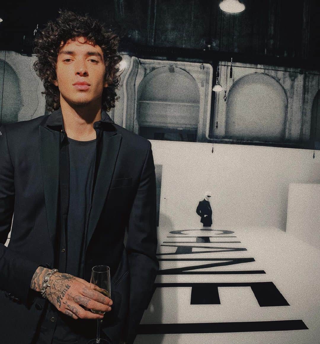 ジュリアン・ペレッタのインスタグラム：「fuck all you fashion models. i came for the free drinks」