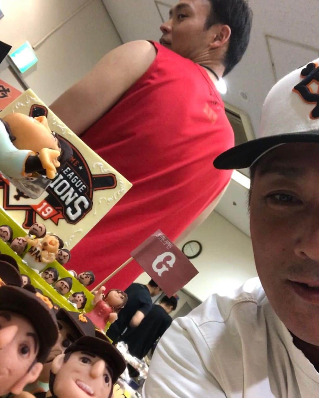 元木大介のインスタグラム：「優勝のケーキが差し入れで届きました〜〜 俺も居る〜〜#77 皆さんの応援のおかげで優勝できました 日本一を目指して頑張ります 応援よろしくお願いします🙏🙏 #元木の一言  #元木大介 #日本 #japan #プロ野球 #野球 #読売ジャイアンツ #ジャイアンツ #巨人 #giants #baseball」