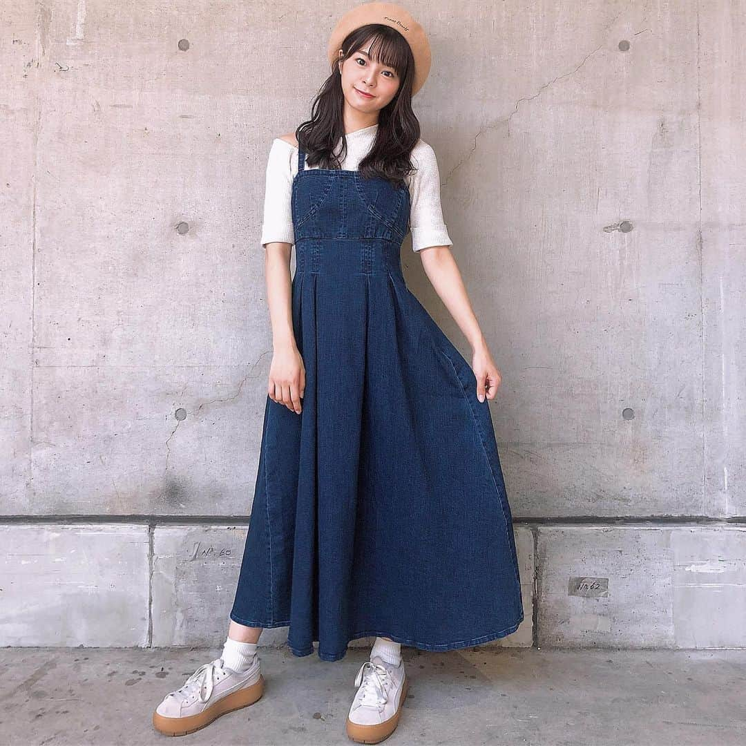 本間日陽さんのインスタグラム写真 - (本間日陽Instagram)「* 私服~🍂 デニムって年中無休で着れるから だいすき！🥰💌 流行りのワンショルとベージュ、 秋冬でいちばん好きなアイテム ベレー帽を組み合わせました🌿  写真2枚目にタグ付けしてます🏷  #321_code」9月27日 16時12分 - hinata_homma1110