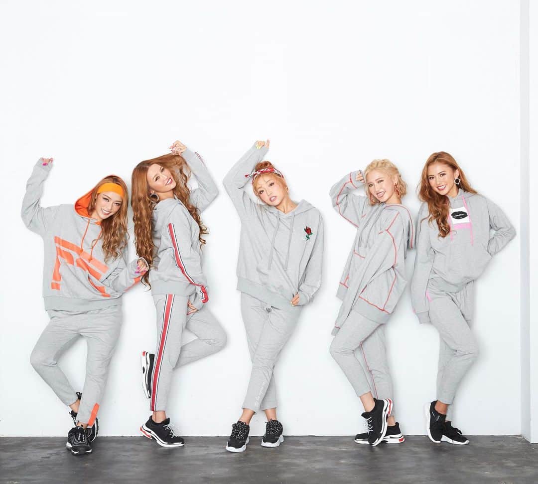 のインスタグラム：「大好評につき第2弾❣️👟🎶 【CYBERJAPAN DANCERS×DRESSCAMP】 ＼本日18:00よりweb販売開始 ／ ． Kanae・Kazue・Karen・Kana・RiRiによって デザインされた、ユニセックス仕様の スウェットセットアップ5型(各2色)と 5人のメンバーが一緒になってデザインした、 ユニセックス仕様のブルゾン2型（各1色）も 新登場です✨  2019年9月27日（金）よりSHIFFON ONLINE SITE、 全国のドン・キホーテ 一部取扱い店舗で 順次販売スタート🐧💙❤️💛 ． ▼URL https://www.shiffon-online.jp/fs/shiffon/c/dresscamp-cyberjapandancers ． #cyberjapan #dresscamp #shiffon」