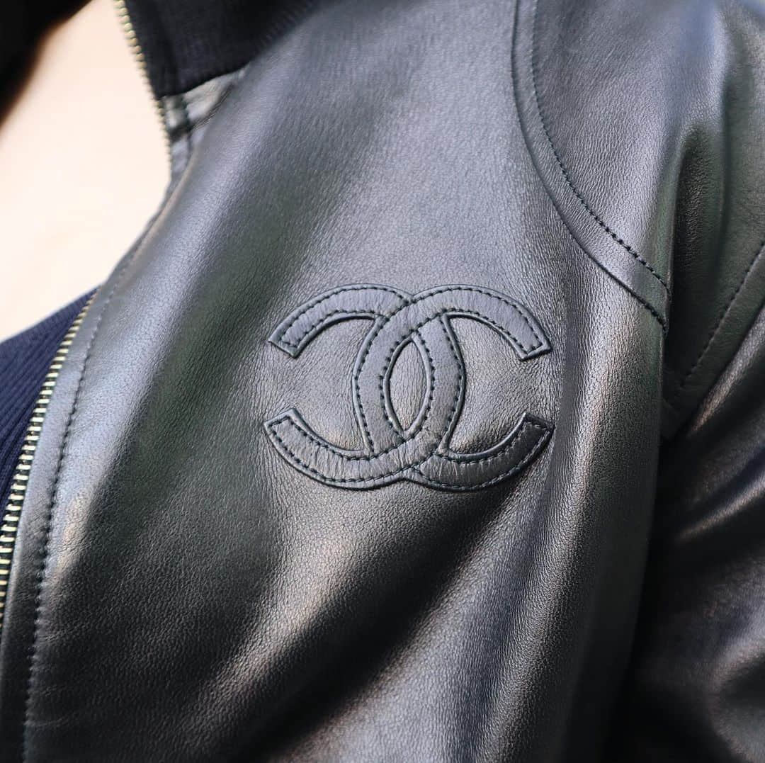 Vintage Brand Boutique AMOREさんのインスタグラム写真 - (Vintage Brand Boutique AMOREInstagram)「Sold out!!! Vintage Chanel lamb leather baseball jacket. Size 38,collection 28. ▶︎Free Shipping Worldwide✈️ ≫≫≫ DM for more information 📩 info@amorevintagetokyo.com #AMOREvintage #AMORETOKYO #tokyo #Omotesando #Aoyama #harajuku #vintage #vintageshop #ヴィンテージ #ヴィンテージショップ #アモーレ #アモーレトーキョー #表参道 #青山 #原宿#東京 #chanel #chanelvintage #vintagechanel #ヴィンテージ #シャネル #ヴィンテージシャネル #amorewardrobe #アモーレワードローブ」9月27日 14時48分 - amore_tokyo