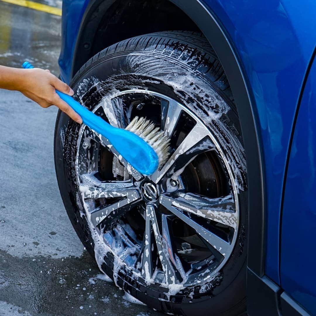 日産自動車さんのインスタグラム写真 - (日産自動車Instagram)「9/29は #クリーニングの日  愛車のお手入れのひとつ、手洗い洗車。 手間はかかりますが細かい部分の汚れも落とせてスッキリ！ 習慣になっている方もいるのでは。  日ごろ洗車機を利用されている方も 手洗い洗車にチャレンジするなら、今の季節は春の花粉汚れ、夏の暑さや冬の寒さなくもなく洗車にオススメです。  #日産エクストレイル#日産 #nissan #ニッサン #nissanjapan #🚗 #5523」9月27日 14時52分 - nissanjapan