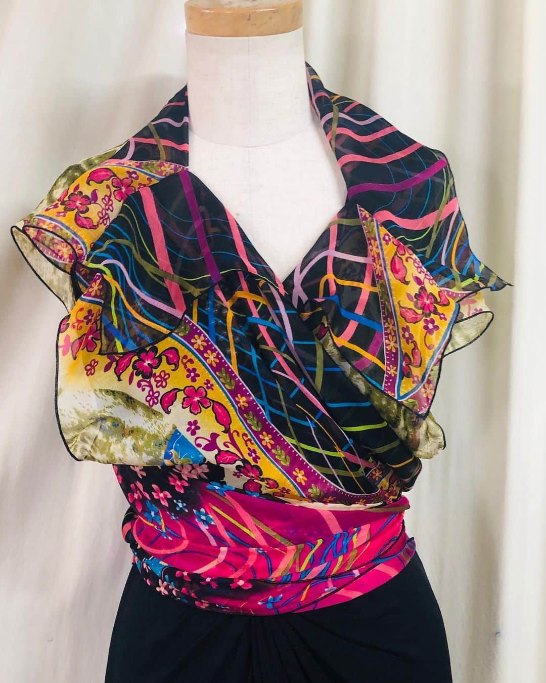 Diy Soho手作り倉庫さんのインスタグラム写真 - (Diy Soho手作り倉庫Instagram)「パーティ用に、スカーフを作りました。動画にあげたスカーフのデザインです。ダンスを踊っても安定して、綺麗なラインが出来ます。クリスアンクローバー社のシルクプリントです。 #スカーフ #シルクプリント #クリスアンクローバー #パーティーコーデ」9月27日 14時54分 - diy_soho2