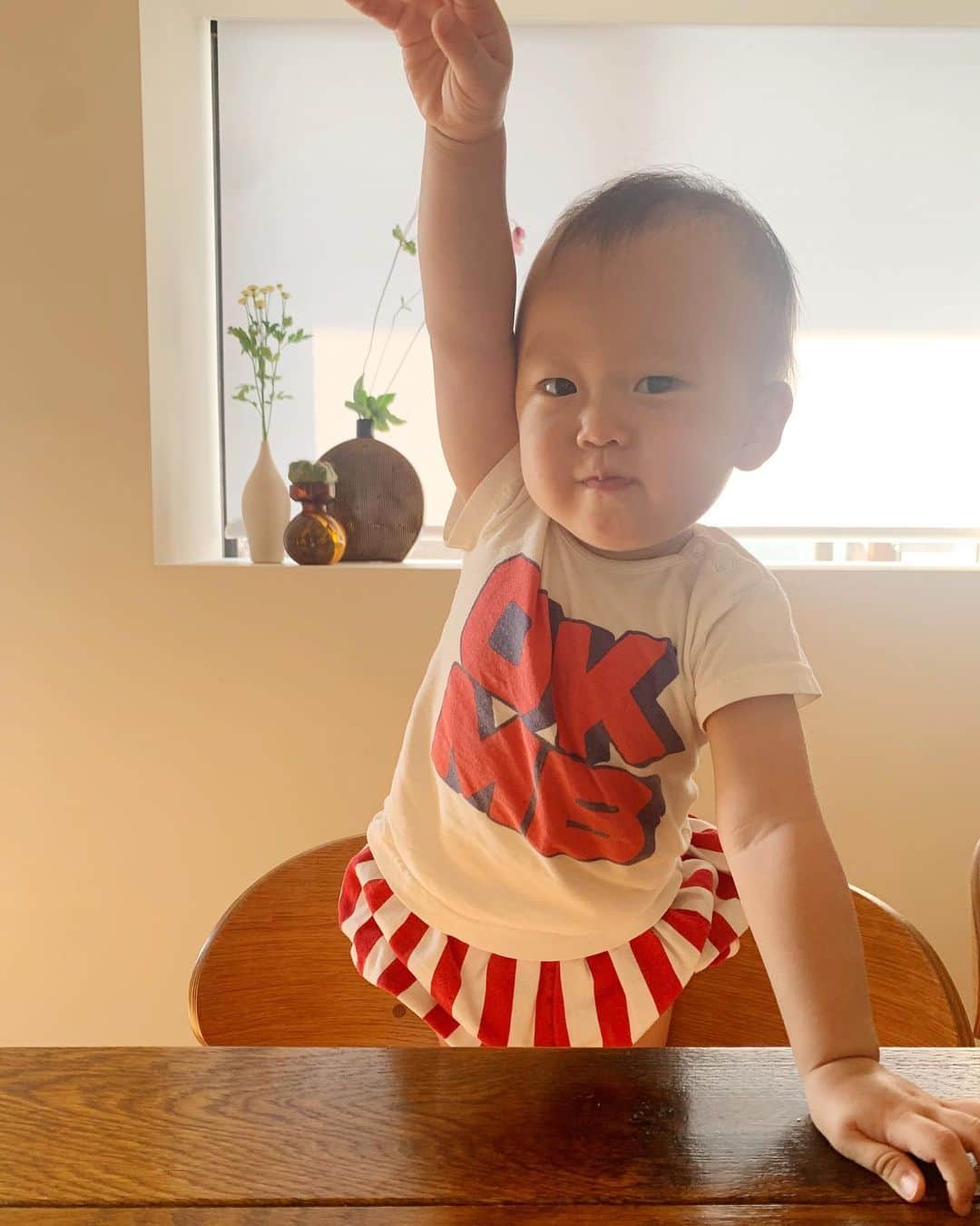 花盛友里のインスタグラム：「「ねぇねぇ見てみて！はーい！！🙋‍♂️が出来るようになったんだよ！！」って長男に見せたら、 「か、か、かわいいいいいい////////」 って弟にメロメロになってたよ。 何かあるたびに一緒に喜んでくれる兄ちゃん、うれしーなー！」