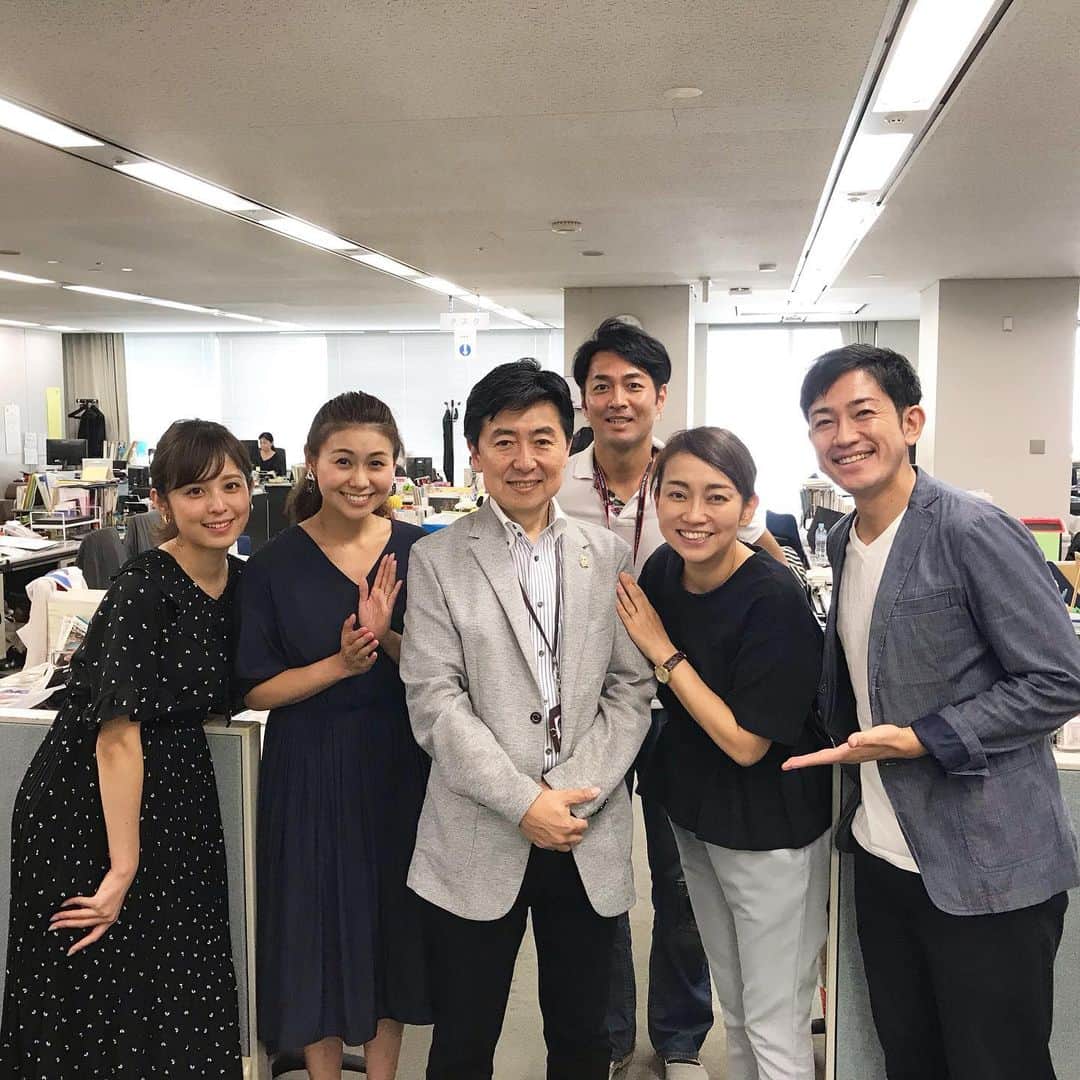 戸部洋子のインスタグラム：「笠井大先輩、ご卒業㊗️😭🌸 いつもアナ室で沢山の資料に囲まれて、沢山の好きなことに取り組まれて、いつも本当に仕事が大好きで大好きでたまらない笠井さん。 ずっと気持ちがピュアなまま、ずーっと常に前を向いている本当にすてきな先輩でした！  フリーになってもますますのご活躍を㊗️楽しみにしております🤣本当にありがとうございました🌸‼️ #笠井アナ#卒業#フジテレビ#アナウンス室#久慈暁子#山中章子#西岡孝洋#小穴浩司#戸部洋子#笠井信輔#フジテレビアナウンサー」
