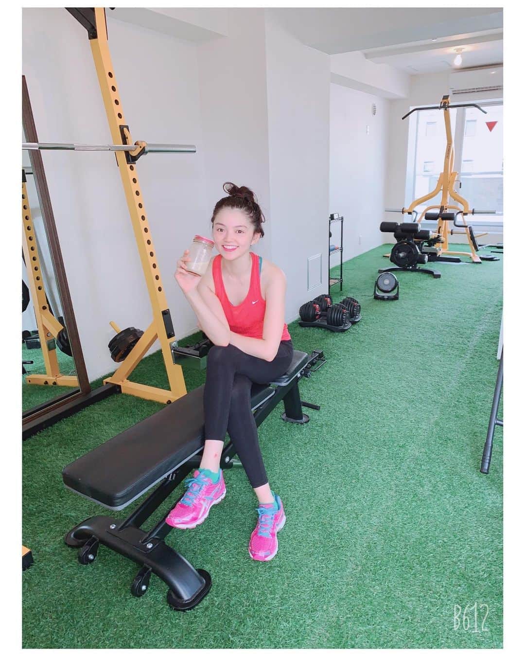 高原愛のインスタグラム：「今日はトレーニング💪✨緑の芝生で明るいジム^_^トレーニング終わりに可愛いメイソンジャーで塩キャラメル味のプロテイン😋いつもチョコ味だから新しい味も美味しかったなぁ…今日は下半身を追い込んでヘトヘトになりました☺️新しいトレーニング方法も習ってアップデート🍑✨✨ #gym#training#gymgirl#fit#fitness#fitnessmotivation#sport#motivation#fitnessgirl#muscle#musclegirls#fitnesslife#life#hip#protein#トレーニング#下半身#尻トレ#桃尻#パーソナルトレーニング#ダイエット#筋トレ#筋トレ女子#メイソンジャー#プロテイン#🍑#😊#✨」