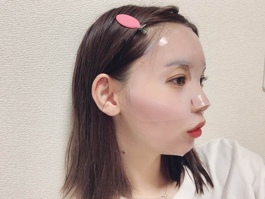 江野沢愛美さんのインスタグラム写真 - (江野沢愛美Instagram)「このパックをゲトってきて 使ってみて次の日めっちゃよかったから共有。 シートマスクじゃなくてジェルみたいな☺︎ (私は特別な日用って言ってる)  写真で伝わるかな、、 上と下で分かれてるタイプの！  また韓国でコスメとかスキンケアアイテムゲットしてきたので使ってみて良かったものを紹介していきますね☺︎👌 (今回大邱で買ってきたのはスキンケア多め) @aboutmeshop_official  #お気に入りコスメ  #スタメンコスメ #어바웃미 #aboutme #アバウトミー  #pr」9月27日 16時00分 - enosawa_manami