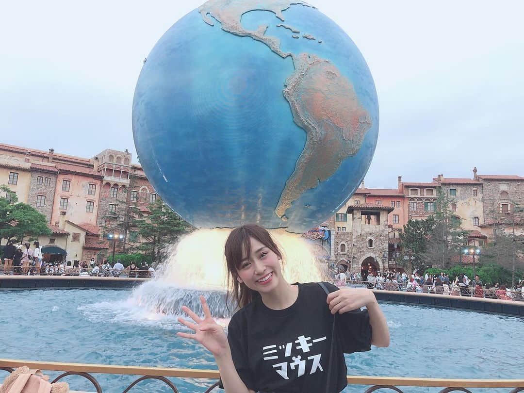 内木志のインスタグラム：「4❣️ ディズニーシー🌎 シー🤫4 家族と叔母と従兄弟と行ってきました💕 私だけ夕方から参戦だったから、朝からの皆に比べて元気にはしゃいでました🤣 ミッキーマウスTシャツおきゃわ💕 このシリーズ全部かわいい🤣 #ディズニーシー #ディズニー #ミッキーマウス #Tシャツ」