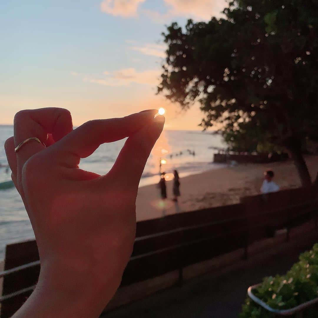 関根理紗さんのインスタグラム写真 - (関根理紗Instagram)「綺麗な夕日😊🙆‍♀️ #hawaii #waikiki #sunset」9月27日 16時01分 - sekine.risa