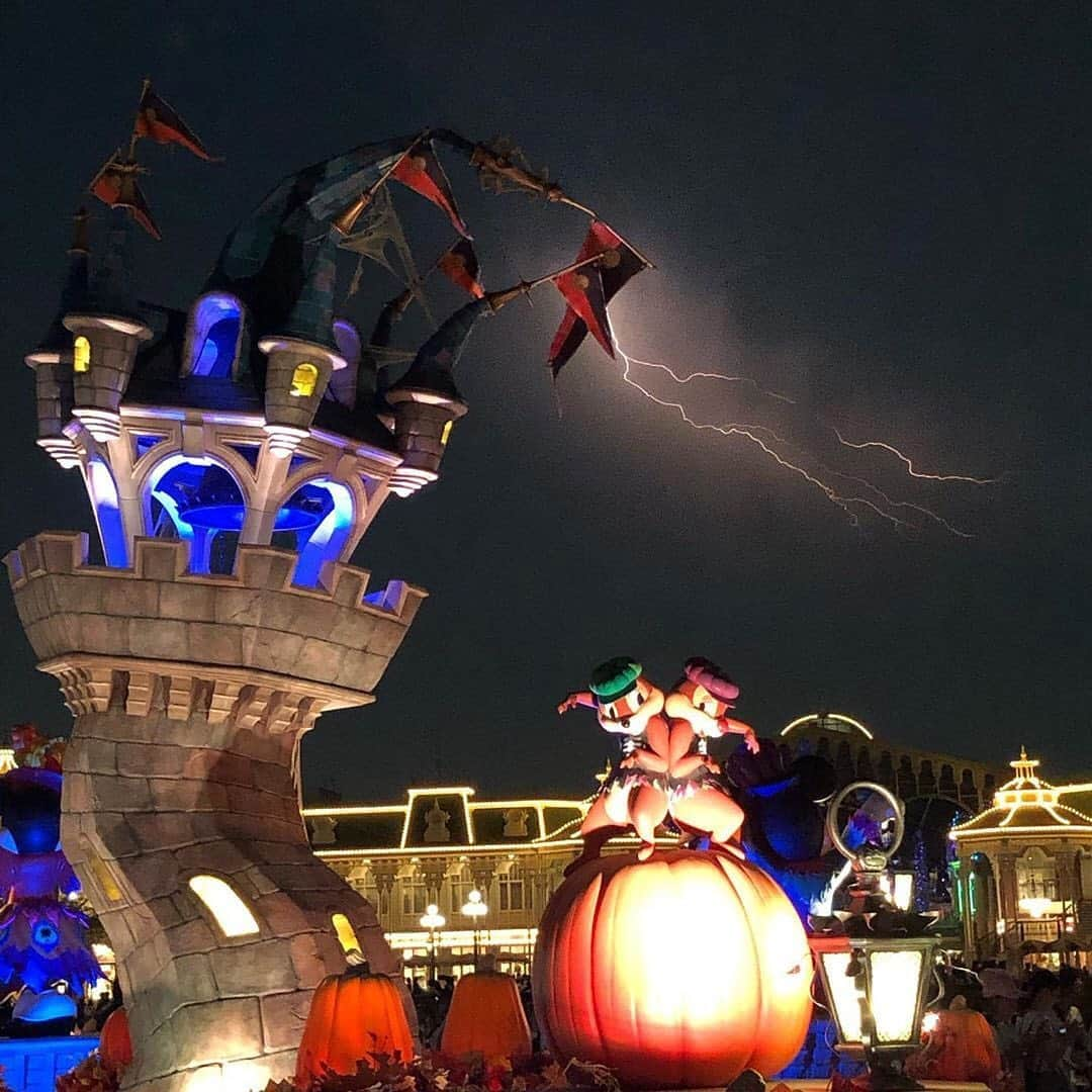 東京ディズニーリゾートさんのインスタグラム写真 - (東京ディズニーリゾートInstagram)「Spooky Halloween… なんだか不気味な雰囲気… (Photo:@asuka3232323)  #disneyhalloween #plaza #tokyodisneyland #chip #dale #chipanddale #lightning #ディズニーハロウィーン #プラザ #東京ディズニーランド #東京ディズニーリゾート #チップ #デール #チップとデール #雷  これからもゲストのみなさんの写真をご紹介します。 #tokyodisneyresort などをつけて投稿してくださいね。詳しくは公式ブログでご案内しています。 https://www.tokyodisneyresort.jp/blog/151005/」9月27日 16時02分 - tokyodisneyresort_official