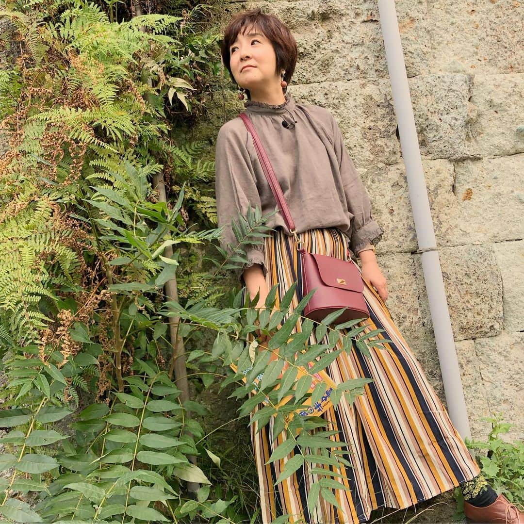 のインスタグラム：「#秋に隠れろ #同化 #秋色 #朝のさんぽ道 #藤田朋子 #たまには気取る #女優 #actress #fall #autumn #walls #brown #color #modeling」