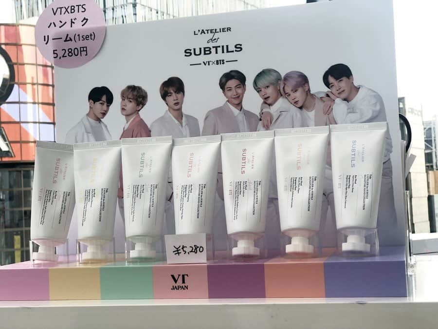 樋浦結花さんのインスタグラム写真 - (樋浦結花Instagram)「・ 【NEW 2019 VT×BTS】 L’ATELIER pt.2 @vtcosmetics_official の ポップアップストアにご招待していただきました🧡💛 ・ BTSメンバーそれぞれをイメージした香水から ハンドクリームが新しく出たそうで 会場内がいい匂いで包まれていた🤤👏💕 匂いフェチとしては たまらない会場だったよ❤️ ・ 香水&ハンドクリームだけじゃなくて 私が愛用しているスキンケアシリーズや 気になっていたコスメたちも 実際に手にとってお試しできるチャンス‼️👏💕 ・ 東急プラザ銀座　6F 9月26日〜10月1日まで 開催とのこと✨✨ お近くまで行った際には ぜひ寄ってみてね〜💖✨ ・ ・ #latelier_road #vtcosmetics #vtxbts #vt #latelier #BTS #vtコスメティック　#ラトリエ　#防弾少年団　#バンタン #東急プラザ銀座　#ポップアップショップ」9月27日 16時03分 - hiura_yuika