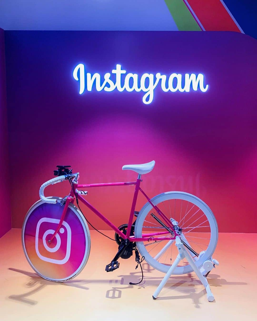 のインスタグラム：「Thank you @instagram Korea.  You have answered my questions and I feel so much fulfilled.  I liked the studio very much. 인스타그램을 하는 모든 이들이 궁금해 할 것 같아 인스타그램 코리아 오피스를 소개합니다.  헬렌나 팀장님~ 제 인스타그램에 출연해 주셔서 감사합니다!😙🙏🏻」