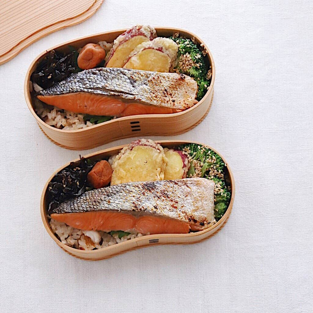 樋口正樹さんのインスタグラム写真 - (樋口正樹Instagram)「Salmon bento . 朝ごはんは家弁当で、 五目炊き込みごはん、 焼鮭、ブロッコリー、 さつまいもの天ぷら、 昆布、梅干し詰めて。 . . #朝弁 #家弁 #焼鮭 #鮭弁当 #弁当 #BENTO」9月27日 7時14分 - higuccini