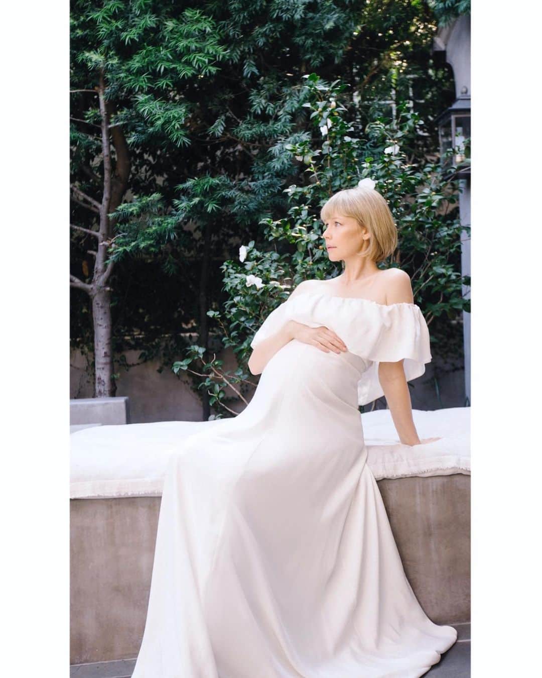 エリン フェザーストンのインスタグラム：「As a designer, I usually like to keep my shares about aesthetics...but today I’m getting very REAL on @doctorberlin #informedpregnancypodcast. I talk about my two homebirths, the first which was planned, and the second one which came as a surprise! As well as my journey navigating a bi-coastal pregnancy, recovering from “the worst tear” my OB had ever seen, and I’m sharing a lot of information I learned along the way. If you are thinking about having a home birth or even an unmedicated birth, I hope you will listen to my story. And if you are recovering from tearing, I hope you’ll listen as well as the road to recovery can be long. There were so many incredible healers, helpers, and guides that assisted me on this journey- many of them are not on Instagram but I’d like to mention them as they may be a valuable resource for someone else. My OBGYN- Dr. Paul Crane. The man is a living legend! In the podcast you will hear how he came to my house to check how dialated I was (with the intention of us going to the hospital) and within 15 mins of him ringing my doorbell, my baby was born! It was a home birth that surprised us both! Ellen Heed- brilliant somatic healer and expert in scar tissue remediation. I learned about her from @magamamas! My doula, Deborah Raoulte- if you are pregnant and in LA look up her birthing workshops- they were a game changer for me. @carmenthomasparis my angel post-partum doula who made sure I respected the 40 days which made all the difference! Dr. Lu in Culver City who’s acupuncture treatment really worked! @sarah.naia.soleil who is a baby intuitive and magic person! @kidchiropractic who treats my whole family and of course the @doctorberlin is the best chiropractor and all around amazing human! Tap link in bio to listen to the podcast.」