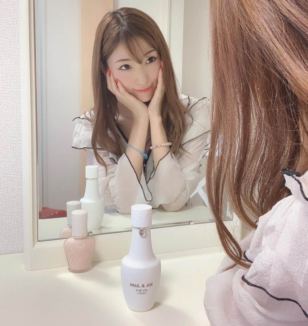 のインスタグラム：「メイク下地を使って以来大ファンの @paulandjoe_beaute のオイルを使ってみました💓💓 洗顔後に顔に塗るだけでももちろんOKなのですが、秋になり夏の日焼けとこれから冬を迎えるにあたり乾燥が気になるので、私はオイルパックとして使っています✨洗顔後にオイルを少し多めにとってマッサージするだけ🥺✨ 最近ドレッサーを購入したので鏡の前でマッサージするのが夜のお楽しみ💓香りもすごくいいのでリラックス効果もあります✨ . 撮影の日はいつもより濃いメイクをするので、お肌のケアが必須！毛穴のつまりやザラつきが気になる部分に、顔全体にコットンでたっぷりとオイルをひろげて🙈3分くらい手でゆっくりと肌にオイルをとかしこむようになじませます💓そうするともっちりツヤツヤの肌に✨ . オイルと聞くとベタベタするイメージが湧くと思いますが、さらっともち肌に仕上がってくれるのでメイクのノリも最高です💓 . PAUL & JOEは見た目がすっごく可愛いからドレッサーの前に並べてます💓💓 . . #ポールアンドジョー #ポルジョ #ポルジョオイル #オイル美容 #ブースター #わたしのオイル #美容オイル #PR」