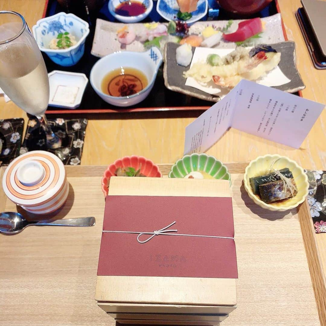 SPARAさんのインスタグラム写真 - (SPARAInstagram)「京都ランチIZAMA居様へ。 【秋のおばんざい御膳】 秋の味覚が詰まった小鉢や三段重のランチ♡ 上品で美味しかった！ 歴史に興味の無いわたしと、歴史が大好きな主人だと基本的に行きたいところが違うけどわたしの行きたいところは必ず付き合ってくれるから本当有難いです♡ 結局王道の金閣寺しか行かなかった。修学旅行の学生さんでいっぱい！！ #京都#京都カフェ#京都ランチ#IZAMA#居様#秋のおばんざい御膳#秋の味覚#おばんざいランチ#三段重#金閣寺#きぬかけの路」9月27日 7時30分 - spara_aco