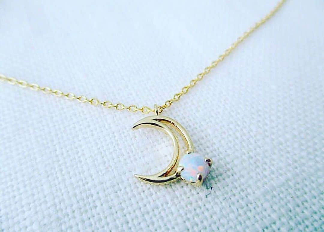 さんのインスタグラム写真 - (Instagram)「Crescent moon with opal necklace」9月27日 7時32分 - meekind_com