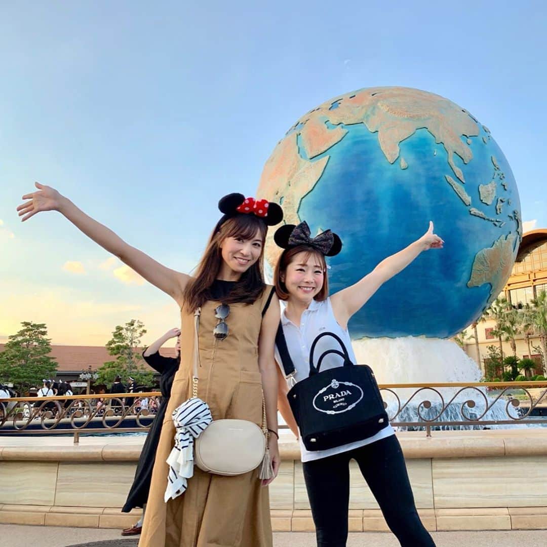 のインスタグラム：「. ディズニーシー💛💚💛 朝からゴルフして、夕方からシーに行くという、アクティブプラン！！✨ . 途中から足がぱんぱんだった！笑 . ビール飲んで休憩して まったりディズニー🙃💕 . . . #tokyodisneysea #東京ディズニーシー #アフター6ならぬアフター5 #とやまーず #同郷コンビ #ウキウキディズニー」