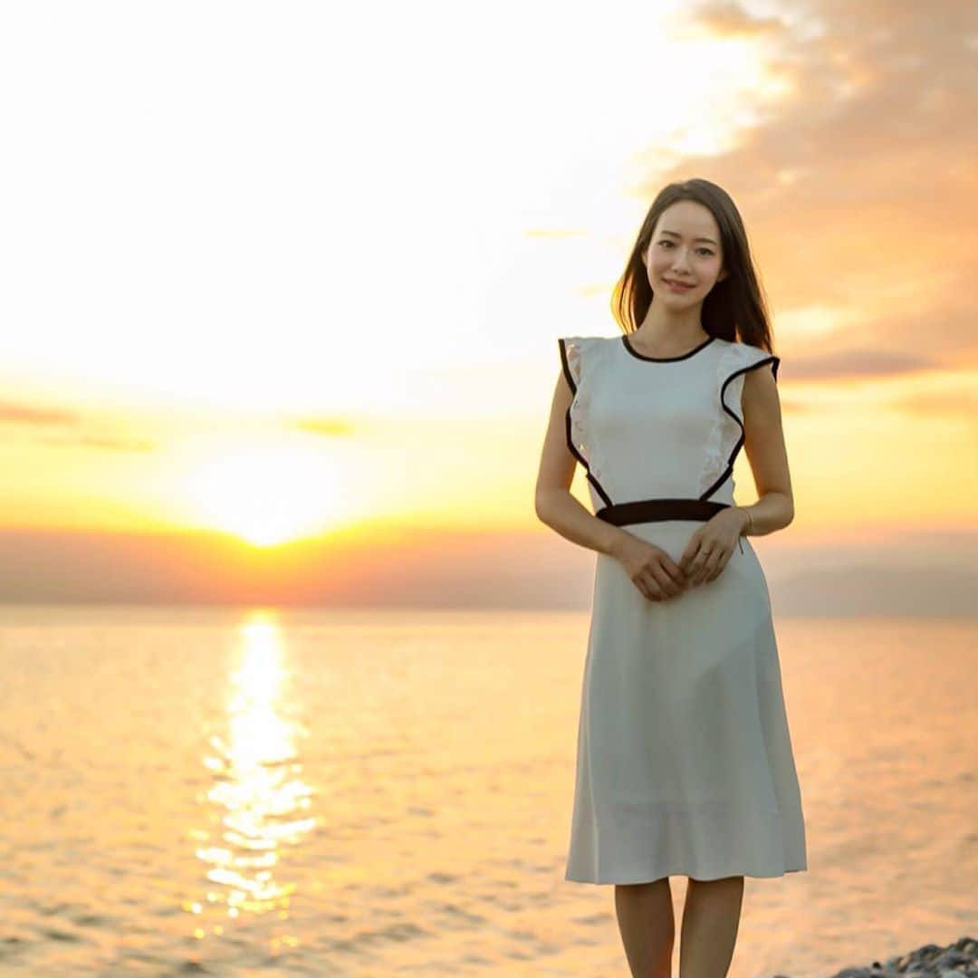のインスタグラム：「撮影の仕事は 白の服が凄く好き☺️ 購入した白のワンピース✨ ニットで裏地付き💕  似合ってますかぁ〜☺️✨ #撮影 #モデル #吉山りさ #risayoshiyama #instafashion  #ファッション #アラフォーコーデ  psc312-0169 @joint_space @primascherrer #primascherrer #prima_lady #jointspace #pr #リゾート でも #オフィス でも😊 #ocean #view #フリーモデル #写真  #photography #photooftheday  #白ワンピ #knit #白ニット #instagood #instalike #instagram」