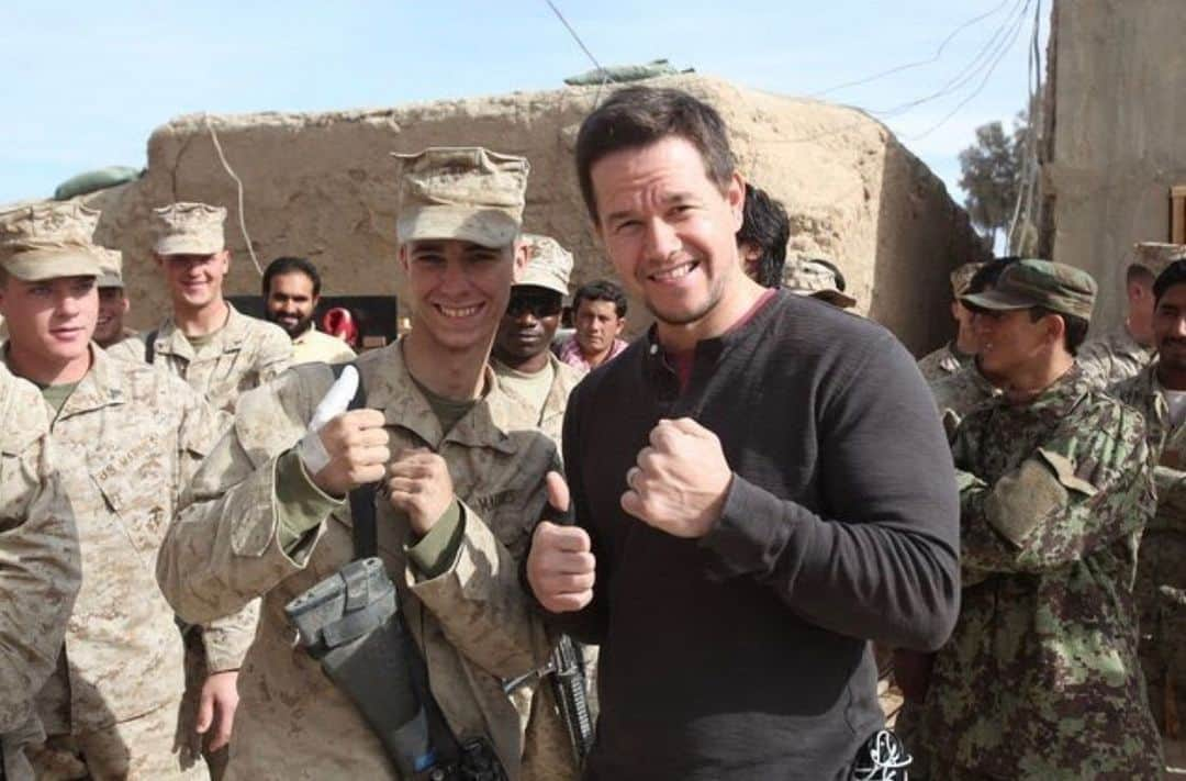 マーク・ウォールバーグさんのインスタグラム写真 - (マーク・ウォールバーグInstagram)「I’ve had such a great time visiting our troops over the years — like these Marines in Afghanistan — and now we get to feed them! @wahlburgers is coming to the KMCC at Ramstein AB in December! 🍔🍟💚#WahlburgersJoinsTheMilitary #OurFamilyOurStoryOurBurgers」9月27日 7時52分 - markwahlberg