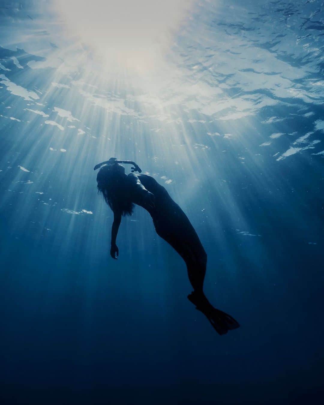 のインスタグラム：「Fun weekend shooting underwater with @hikarimtbr  楽しかった水中撮影！戻ってくるとき、波打ち際の波が強くて焦ったけど、無事帰ってこれました！油断したら危険ですね💦 . . . . . #underwater #underwaterphotography #makua #makuabeach #underwaterfun #snorkeling #hawaii #楽しかった #水中撮影 #もっと深く潜りたい #ハワイ」