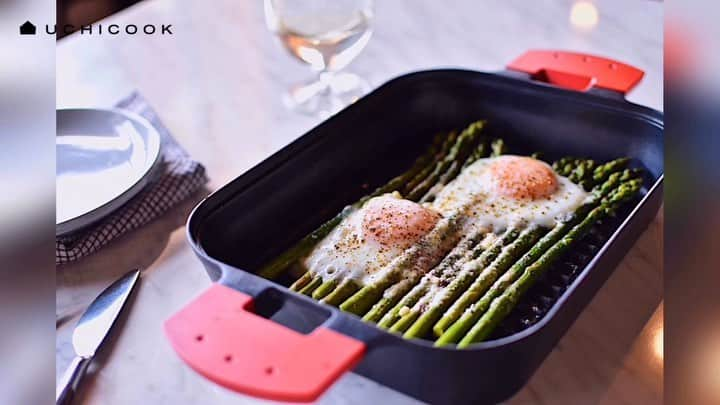 UchiCookのインスタグラム：「Learn how to make Grilled Asparagus and Eggs in 5 easy steps!  Perfect for a busy morning ☀  What you'll need: 13-15 Asparagus 2 Anchovy fillets or 1 tbsp Olive oil & some anchovy paste, mixed 2 tbsp Parmesan cheese 2 Eggs Pinch of black pepper  Steps: ➊ Cut off fibrous ends of asparagus. ➋ Preheat Steam Grill over medium heat for 3 minutes. ➌ Pour 1/3 cup water (2.7oz or 80cc) in the ridge surrounding the grill surface and put the asparagus. ➍ Put anchovy, cheese and eggs over the vegetable and steam for 5~6minutes with the lid on. ➎ Lastly, sprinkle pepper to serve.  Enjoy your meal!  Get the Steam + Grill today www.uchicook.com/shop ♨ - - - - #uchicook #steamgrill #stainlesssteel #kitchenware #cookware #cheflife #homechef #eggs #asparagus #breakfast」