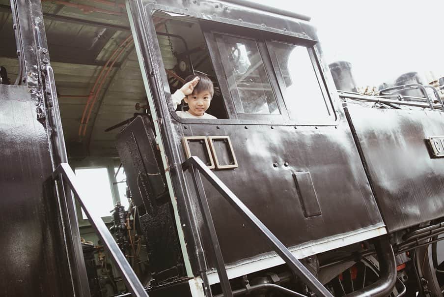 喜田彩子さんのインスタグラム写真 - (喜田彩子Instagram)「﻿ ﻿ 先日、初めて「青梅」へ行ってきました✨﻿ ﻿ 子供達の塾の送迎で【青梅行】の電車には何度も乗った事があったのですが、終点まで行くのは初めてで、電車好きの息子はとても嬉しそうにしていました🚃﻿ ﻿ ﻿ 目的は、そんな青梅駅から徒歩で行ける #青梅鉄道公園﻿ ﻿ 大正〜昭和初期に本当に走っていた大きな大きな蒸気機関車に大興奮の子供達！🚂﻿ メカニカルな運転席がたまらないですね〜﻿ #気分は車掌 さん♩﻿ ﻿ ﻿ ﻿ @tamahatsu_official ﻿ #多摩の魅力発信プロジェクト﻿ #鉄道公園 #たま発 #新幹線 #新幹線0系 #0系 #ひかり #クモハ40 #保存車両 #機関車 #蒸気機関車 #青梅 #車掌 #家族 #休日 #お出かけ#tamahatsu #PR #SL #holiday #family #express #hikari」9月27日 8時04分 - ayacokida