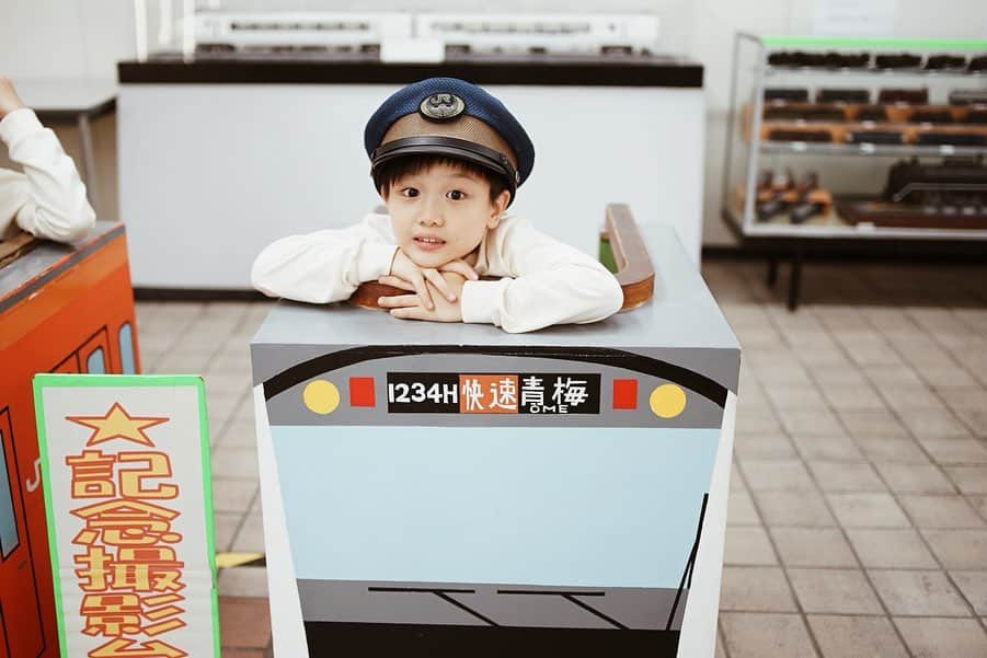 喜田彩子さんのインスタグラム写真 - (喜田彩子Instagram)「﻿ ﻿ 先日、初めて「青梅」へ行ってきました✨﻿ ﻿ 子供達の塾の送迎で【青梅行】の電車には何度も乗った事があったのですが、終点まで行くのは初めてで、電車好きの息子はとても嬉しそうにしていました🚃﻿ ﻿ ﻿ 目的は、そんな青梅駅から徒歩で行ける #青梅鉄道公園﻿ ﻿ 大正〜昭和初期に本当に走っていた大きな大きな蒸気機関車に大興奮の子供達！🚂﻿ メカニカルな運転席がたまらないですね〜﻿ #気分は車掌 さん♩﻿ ﻿ ﻿ ﻿ @tamahatsu_official ﻿ #多摩の魅力発信プロジェクト﻿ #鉄道公園 #たま発 #新幹線 #新幹線0系 #0系 #ひかり #クモハ40 #保存車両 #機関車 #蒸気機関車 #青梅 #車掌 #家族 #休日 #お出かけ#tamahatsu #PR #SL #holiday #family #express #hikari」9月27日 8時04分 - ayacokida