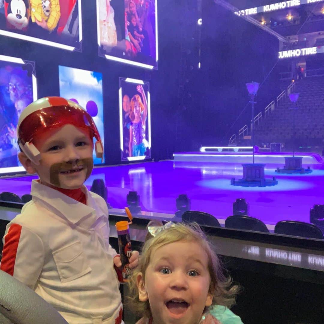 のインスタグラム：「Ready for the show @disneyonice #dukecaboom #elsa #DisneyOnIce」