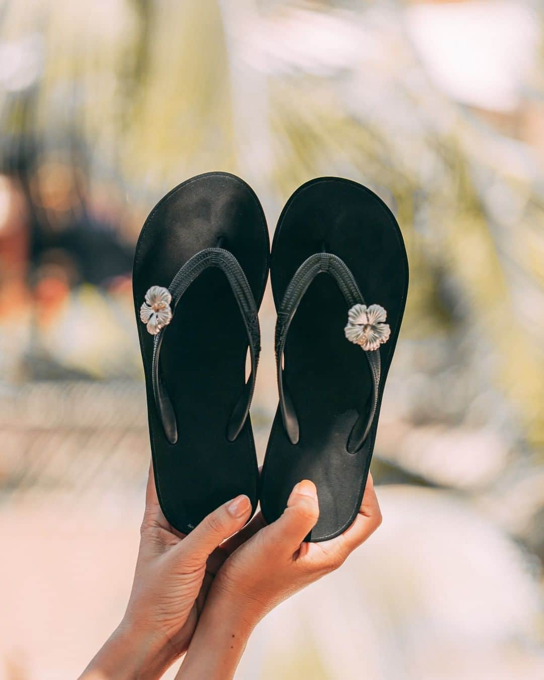 Popits Hawaiiさんのインスタグラム写真 - (Popits HawaiiInstagram)「Flat Black x Small Silver Hibiscus charms🌺⁠ ⁠ ⁠ #popitshawaii #ポピッツ #sandals #charms #alohastate #luckywelivehawaii #waikiki #footwear #thong #happyfeet #flipflops #slippers #ハワイ #ハワイ旅行 #ハワイ好き #ハワイ大好き #ハワイ好きな人と繋がりたい #ビーチサンダル #フラ #フラダンス #占い」9月27日 8時10分 - popitshawaii