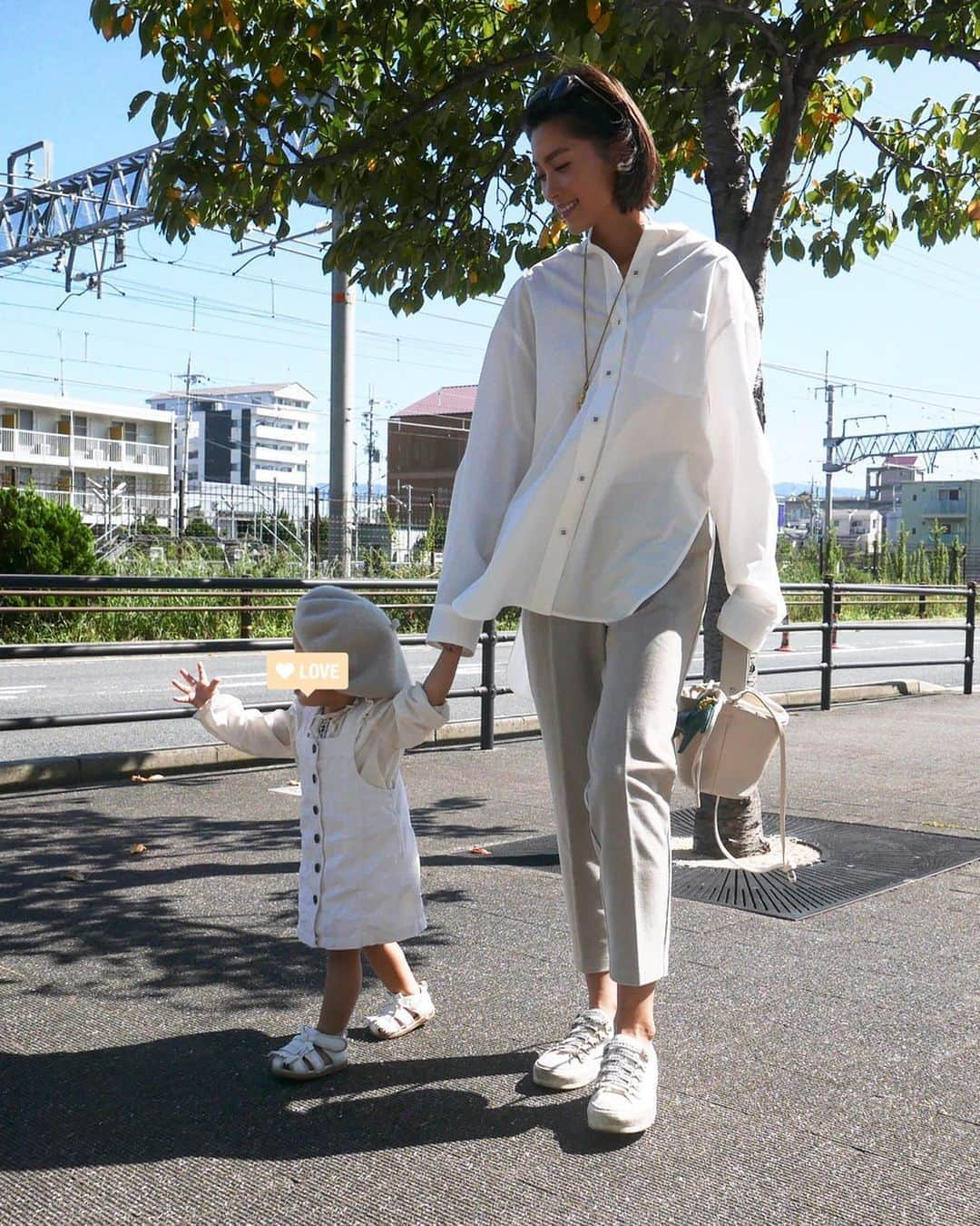 田中彩子さんのインスタグラム写真 - (田中彩子Instagram)「. 最近、なんでも真似をしたがる娘👶🏻 静かにこちょこちょしてるなあと思ったらお化粧していたり👶🏻笑 昨日はどこからか、私のベレー帽を被っていました。笑 大き過ぎるから脱がせようとしても被る！と聞かない😂笑 そんな歳になったのかあ。。 2人目は色々と早過ぎる🙄 babyから卒業しないでほしい😢笑 . shirts... @gypsohila.jpn #gyp pants...#gu bag... @ayako_bag . .  本日9/27(金)22:00〜⏰⚡️ "Band collar Blouse White" の販売をさせて頂きます! 前回の販売の時、完売が早く再入荷のお問い合わせをたくさんいただいており再販売させていただく事になりました🙏✨ 個人的にもすっごくおススメなシャツです✨ . JAPAN public made in JAPAN🇯🇵 . すごくハリ感があり、たっぷり使用した生地が体にまとわりつく事なく 体が泳ぐので着やせ効果も◎ オーバーサイズなので小顔効果も◎ . 普段、Lサイズのスタッフも着痩せできると大喜びで毎日のように着てくれています❤️✨ どんな体型の方でもカッコ良く着れるBand collar Blouseです!✨✨✨ ぜひこの機会に✨」9月27日 8時21分 - ayako_tanaka_