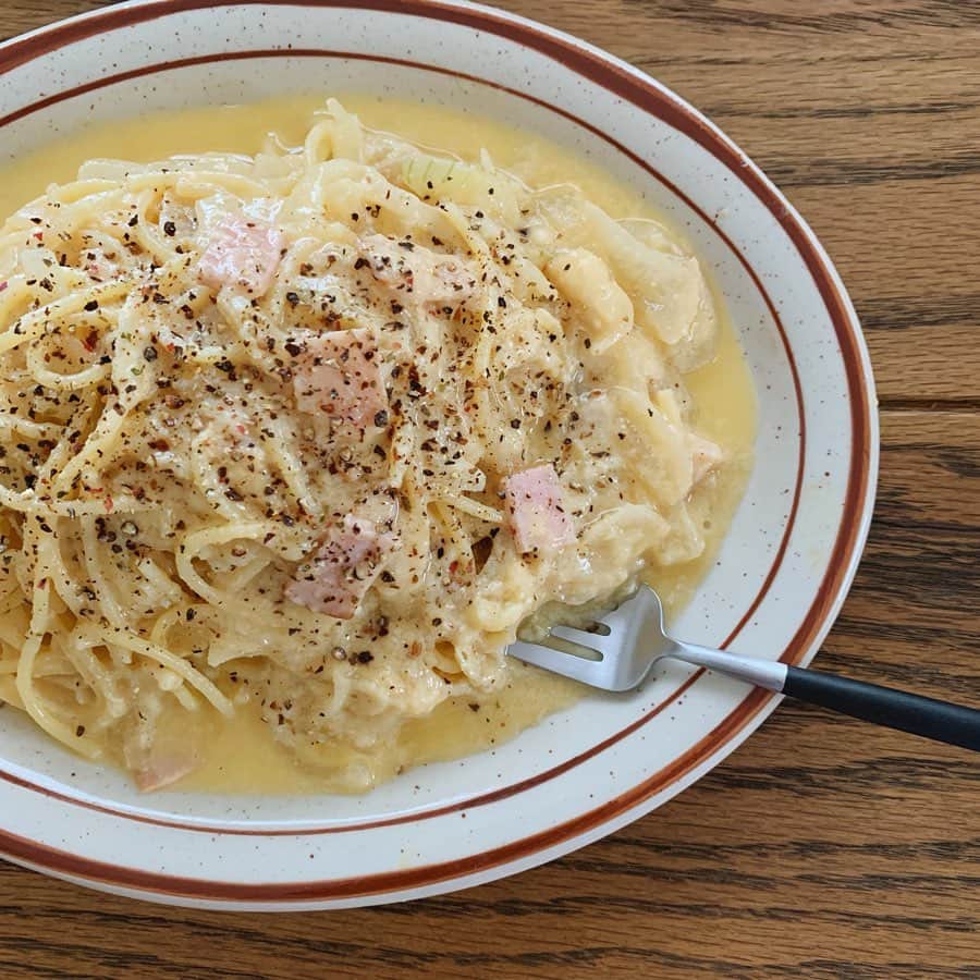 のインスタグラム：「🧀💛 お家を暫く空ける前は、冷蔵庫にあるものを使い切らなくては〜とお買い物せずお家にあるもので作る日々。  超美味しいチーズをいただいたので、冷蔵庫に残っていた玉ねぎ、ハム(ほんとは厚切りベーコン希望)、全卵と豆乳でカルボナーラ🍝🥚 あとは本当に毎日の適当なごはん。 食いしん坊に加えてテキトウなので、自炊も気楽に毎日続いているような気がします。 ピーマンの緑色って綺麗だなぁ💚  #ごはん記録 #ごはんメモ #ちひろのごはん #ちひろkitchen #ゆるっとブログにレシピ載せてます📝」
