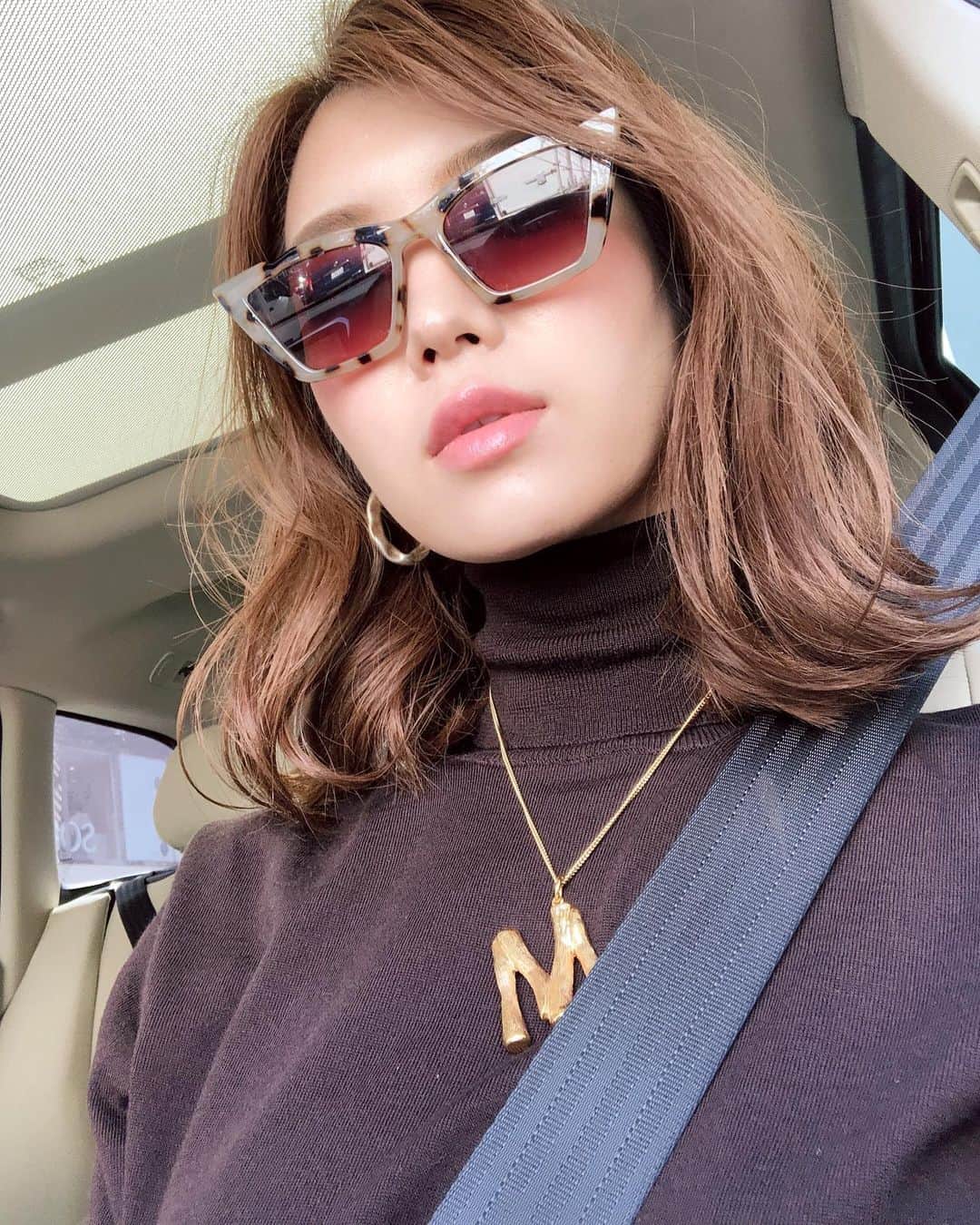 のインスタグラム：「・ 黒のタートルネックを、こげ茶にすると今年っぽい✔︎✔︎ 私は黒も大好きだけど柔らかで少しフェミニンなこげ茶が大好き🌰 こげ茶も色々あるけど少し赤味の入った感じが好き。 まだ暑いから入荷する頃ちょうどかな🤗 ・」