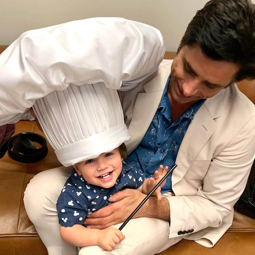 ジョン・ステイモスさんのインスタグラム写真 - (ジョン・ステイモスInstagram)「Young William helping me celebrate the announcement that I’ll be playing scoundrel, Chef Louie in #TheLittleMermaidLive on @abcnetwork Nov. 5th. The special will be a never-before-seen hybrid format featuring live performances as well as portions of the animated feature film, which is marking its 30th anniversary.」9月27日 8時57分 - johnstamos