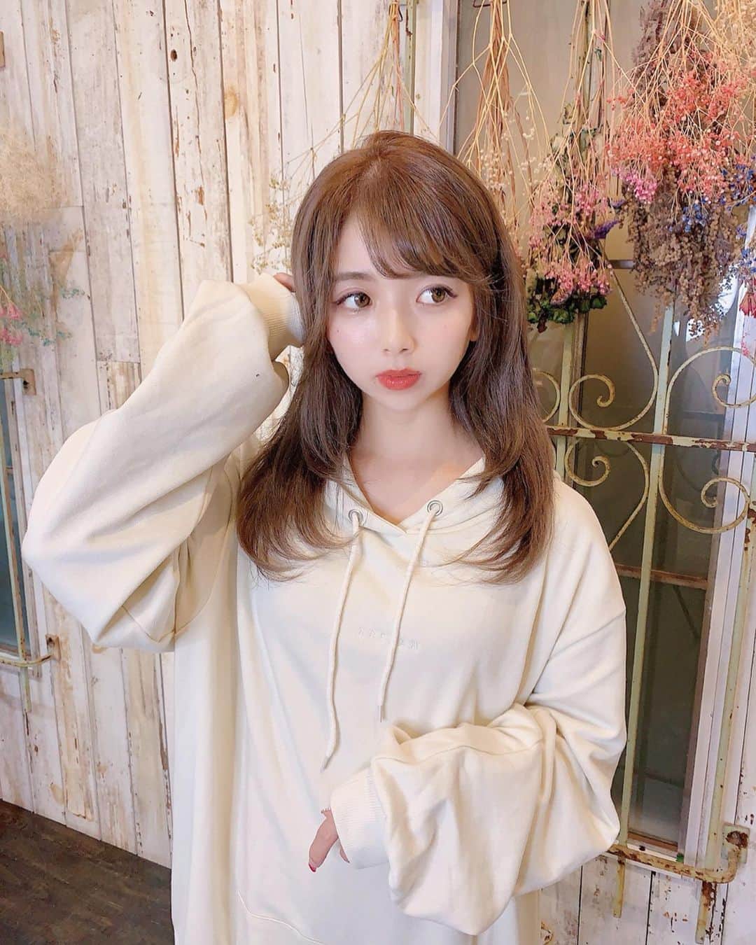 のインスタグラム：「💐 . 髪の毛染めてトリートメントしたよ🎀 . 秋っぽカラー🍁💕 . @suu.suu.sun いつもありがとうございます🎀 . そしてお気に入りパーカーは あいにゃんのブランドの @areeam_official だよー💓 . 大きめサイズでお気に入りっ💘 . #ヘアカラー #トリートメント #原宿サロン #明治神宮前 #サロモ #パーカー #パーカーコーデ #パーカー女子 #フーディー #アリーム #えりんコーデ #ベージュコーデ #ベージュカラー #fashion」