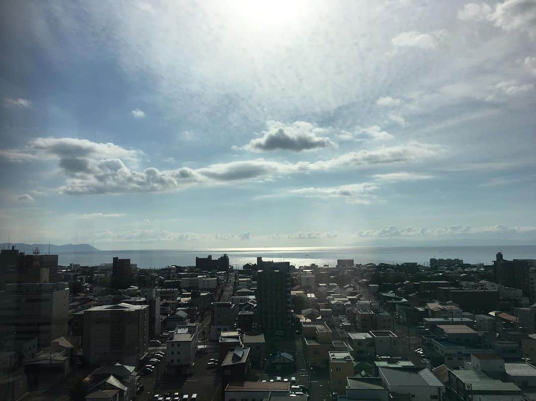 azumiのインスタグラム：「おはよう函館 大好きな函館も今日でおしまい お仕事（というにはあまりにも光栄な贅沢なことなんだけど）も満足のいくものが出来て 明日からまたチャレンジが始まるなあ ありがてえありがてえ がんばるぞー #azumi #wyolica #ワイヨリカ」