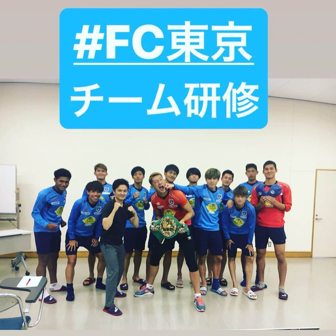 のインスタグラム：「今回は、FC東京でチーム研修させていただきました！  FC東京は現在J１・１位と好調のチームです。  今回は若手選手を対象に、 「逆境に逃げずにどう向き合うか」 という観点からお話しさせていただきました！  私も現役時代に試合が２年間決まらず、苦しい思いを経験したことがあります。  逆境やスランプに陥ると、身動きができなくなってしまうものです。  ですが、そんな時こそピンチはチャンスで、自分を変える事が大切です。  環境を変えて見たり、 普段行かない場所に行って見たり 違うことにチャレンジしたりする事で自分自身を変える事ができます！  私の場合は、商社に勤めて大きく環境を変えた事で、仕事がボクシングにボクシングが仕事に役立ちました！  二刀流になったからこそ、世界王者になれましたね！  プラス思考に大切な３つ「イメージ・言葉・行動」の中でも、  一番影響が大きいのは「行動」と言われています。  考えるより、行動し続けていると意外と現状が打破できたりするんですよね。  研修後のアンケートでも、  人のせいにするのではなく、自分に矢印を向けて行動する事が学べた。  勝つだけではなく応援される人間性が大事だと感じました。  今の自分にない事だったので見習わなければならないと強く感じた。  目標達成のコツやプロとしてのやり方など非常に参考になりました。  など、嬉しい感想を頂きました！  今後、彼らが試合に出て活躍する姿を見るのが楽しみです！  ぜひJ1初優勝に向けて頑張ってもらいたいですね。  今回の講演が少しでも若い選手たちの後押しになれたら嬉しいです！  スポーツチームを始め、企業講演を行っております。 ご依頼やご相談はお気軽にメッセージ下さい^_^  #ボクシング #boxing #トレーニング  #ボクサー  #世界チャンピオン #champion  #チャンピオン #木村悠 #二刀流 #boxer  #オンラインジム #Jリーグ #サッカー #fc東京」